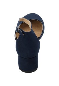 Chaussure à talons hauts bleu marine avec une texture en daim, bout arrondi, bride au cheville et un design de talon épais. L'intérieur est doté d'un revêtement beige.