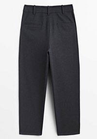 Pantalon gris foncé sur mesure vu de dos, avec passants de ceinture et deux poches passepoilées, posé à plat sur fond blanc.