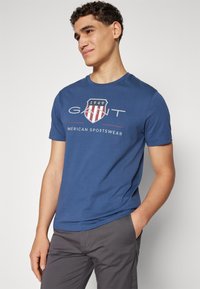 GANT REG ARCHIVE SHIELD - Tricou cu imprimeu - dusty blue sea