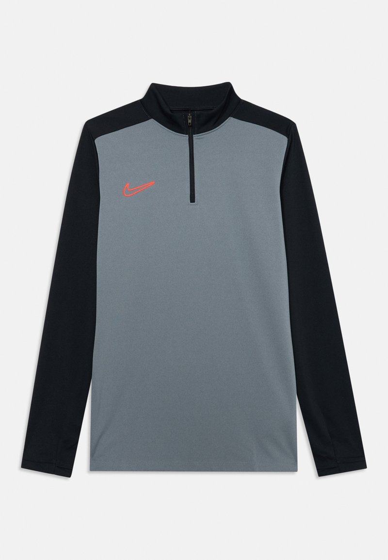 Nike Quarter-Zip-Oberteil in Grau und Schwarz. Mit langen Ärmeln, einem Reißverschluss-Hals und einem kleinen orangen Logo auf der Brust. Glatte Textur.
