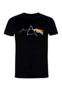 Zwarte t-shirt met een prisma-graphic die wit licht verspreidt in een regenboogspectrum over de borst.