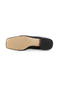 Scarpa nera in pelle con tacco a blocco e finitura liscia. La suola è beige con texture rigata per una maggiore aderenza. Presenta una punta arrotondata e un design a scollo basso.