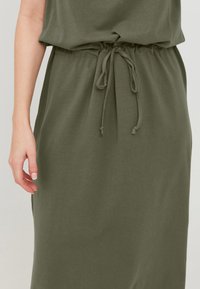b.young BYPandina - Robe en jersey - olivine