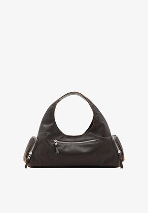 Schwarze Lederhandtasche mit rundem Tragegriff oben, zwei Seitentaschen mit Reißverschlüssen und glatter Oberfläche. Leicht lockeres Design.