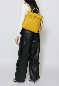 Roberta Rossi CONVERTIBLE INTO - Rugzak - yellow