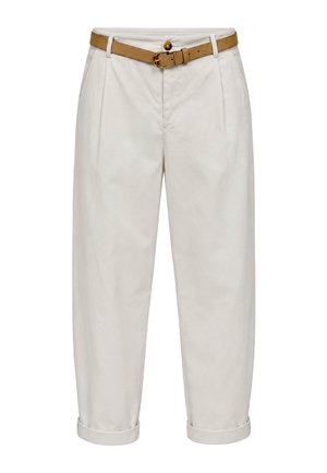 Pantaloni color crema a vita alta con orli risvoltati e pieghe frontali, abbinati a una cintura in pelle marrone chiaro con fibbia dorata.
