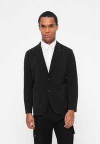 Sort blazer lavet af tekstureret stof med en skræddersyet pasform, der har to frontlommer, en enknaps design og en subtil logodetalje.