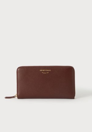 Portefeuille marron en cuir à fermeture éclair sur tout le tour, avec logo Emporio Armani doré et texte Milano 1981 sur le devant sur fond uni.