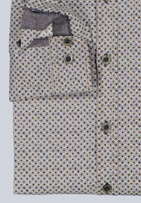 Herren Langarmhemd mit geometrischem Rautenmuster in Blau, Weiß und Beige, mit geknöpften Manschetten und Knopfleiste vorne.