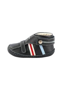 Scarpa nera in pelle con punta arrotondata, che presenta dettagli a strisce rosse e blu, una fascia in Velcro e cuciture decorative.