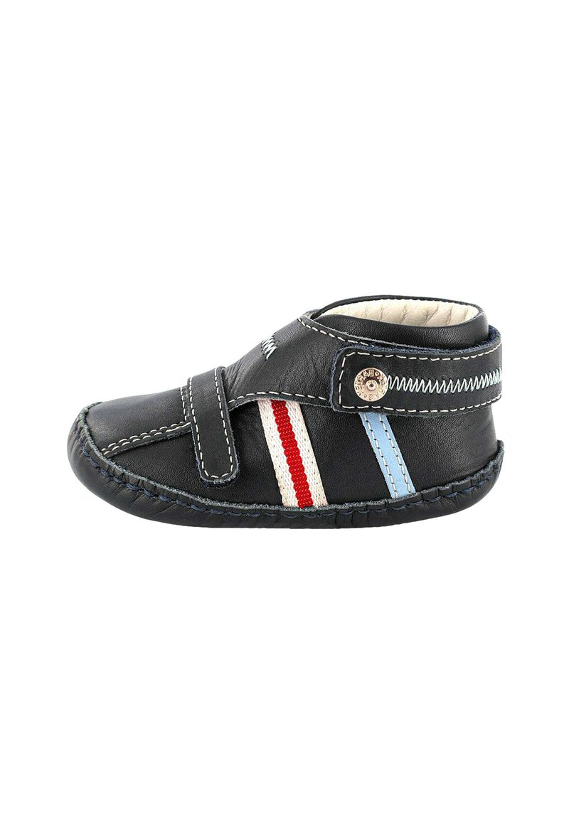 Scarpa nera in pelle con punta arrotondata, che presenta dettagli a strisce rosse e blu, una fascia in Velcro e cuciture decorative.