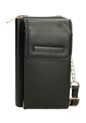 Cartera negra de cuero texturizado con bolsillo frontal con solapa, compartimento con cremallera, marca "PEPE JEANS" y cadena adjunta con correa de cuero y hebilla.