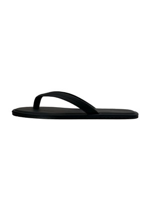 Schwarze Gummi-Flip-Flop-Sandale mit flacher Sohle und einfachem Y-förmigem Riemen, von der Seite auf weißem Hintergrund gezeigt.