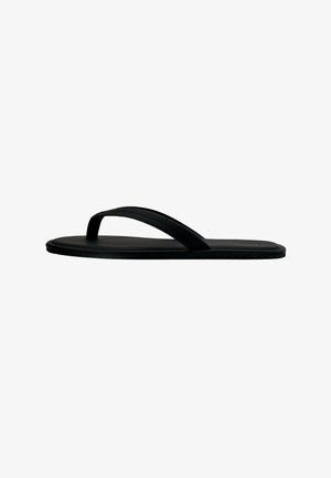 Sort gummi-flip-flop sandal med en flad sål og en enkel Y-formet rem, vist fra siden på en hvid baggrund.