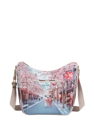 Borsa a tracolla con stampa di due persone in kimono che camminano sotto i fiori di ciliegio su una strada fiancheggiata da lanterne e edifici tradizionali.