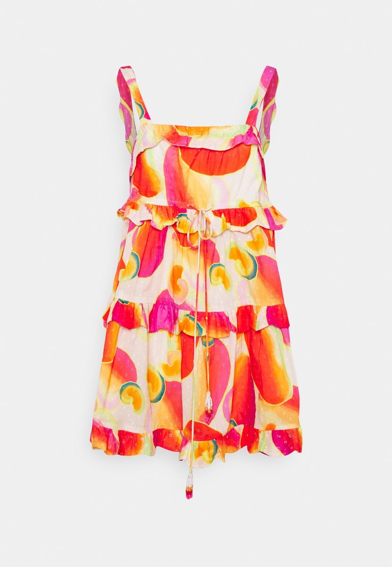 Robe à motifs floraux avec des volants, taille réglable avec lien, et bretelles spaghetti. Présente des couleurs vives de rose, orange et jaune.