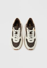 Δερμάτινα και δίχτυα αθλητικά παπούτσια με λευκό και καφέ σχεδιασμό, με διακοσμητικά καρφιά και αντίθετες υφές. Στυλ με κορδόνια και στρογγυλεμένη μύτη.