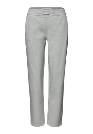 Jasnoszare proste spodnie z elastycznym paskiem w talii i małą prostokątną klamrą na środku przodu.