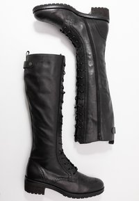 Svarta läderstövlar som går upp till knäna, med snörningsdesign, dragkedjestängning, texturerade detaljer och en låg klack.
