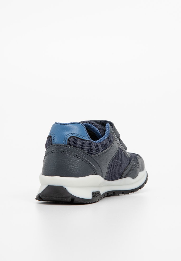 Granatowe buty sportowe wykonane z materiałów siateczkowych i skórzanych, z teksturowanym zapiętkiem, białą podeszwą środkową i czarną gumową podeszwą.