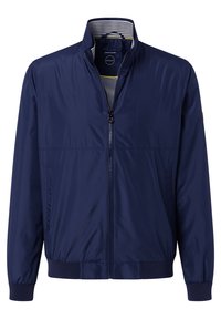 Marineblauwe lichtgewicht jas met een ritssluiting aan de voorkant, geribde manchetten en een gestreepte voering. Het materiaal is glad met een matte afwerking.