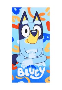 El personaje de dibujos animados Bluey, un perro azul con un hocico amarillo, presenta un fondo azul claro con letras y formas coloridas, y texto blanco abajo.