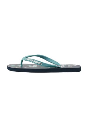 Rubberen flip-flops in teal met textuur straps en een donkerblauwe zool. Heeft een patroon in de voetbed met zwarte en groene accenten.