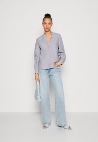 Marc O'Polo BLOUSE STAND UP COLLAR WITH V-NECK LONG SLEEVE - Tunika - nordic sea