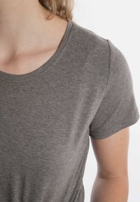 Knit Factory T-shirt basic - taupe