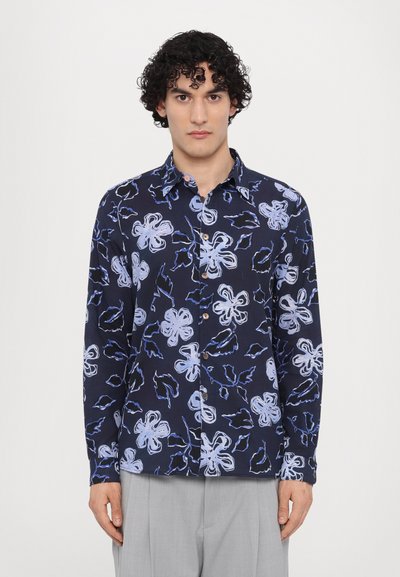 Chemise à boutons navys avec un motif floral en bleu clair et blanc. Manches longues, col classique et coupe décontractée.