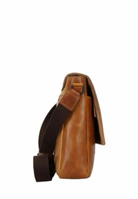 Borsa a tracolla in pelle marrone con design piatto, spallaccio regolabile e superficie testurizzata. Include un lembo pieghevole e hardware discreto.