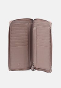 Läderplånbok i en dämpad rosa nyans, med flera kortfack, en dragkedjeficka och en texturerad yta. Insidan är slät och välorganiserad.