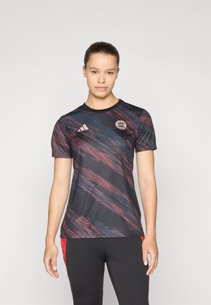 Sort kortærmet sports t-shirt med røde og blå abstrakte mønstre, prydet med et Adidas-logo og et cirkulært emblem på venstre brystområde.