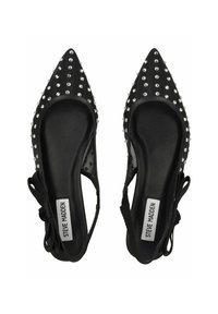 Bailarinas negras de punta afilada con un diseño de tachuelas, hechas de un material suave, con un tirante en el talón y un detalle de cinta.