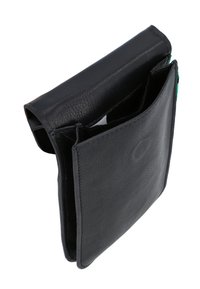 Schwarze Leder-Geldbörse mit strukturierten Oberflächen, ausgestattet mit zwei Fächern und einem Klappdesign. Besitzt einen grünen Akzent an der Seite.