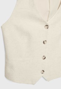 Beige linnen vest met een V-hals, vijf ronde knopen en een enkele zijzak. Gladde textuur met lichte weefpatronen.