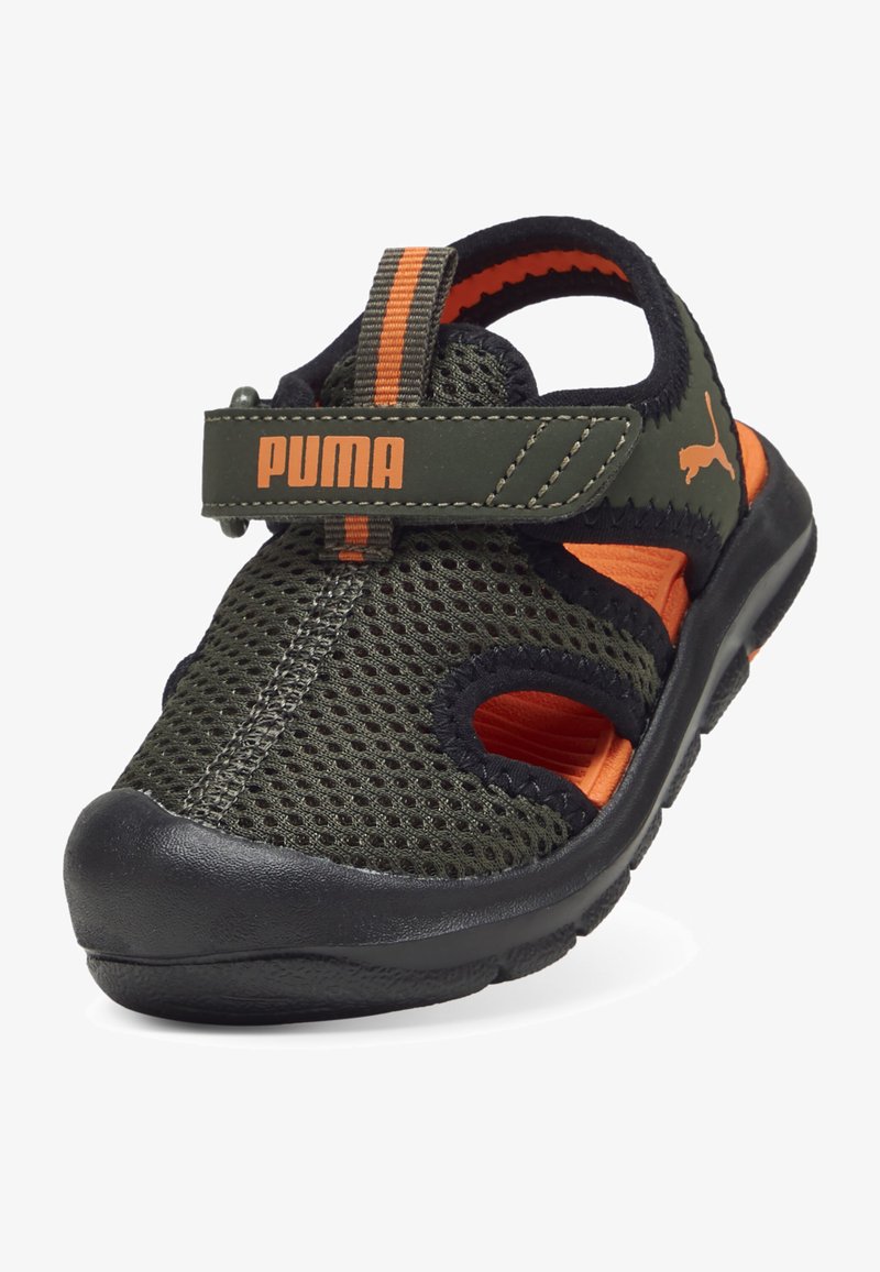 Sandalia de malla verde con acentos naranjas, correa ajustable y suela de goma negra. Presenta cortes para mayor transpirabilidad y un logo de la marca.