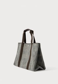 Γκρι ορθογώνιο τσάντα από φelt με σκούρες καφέ υφασμάτινες λαβές και δερμάτινη λαβή, όρθια σε λευκό φόντο.