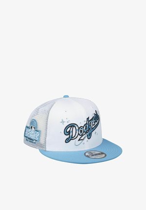 Weißes und hellblaues Dodgers Snapback Cap mit World Series 2024 Patch auf dem Netzrücken und gesticktem Logo vorne.