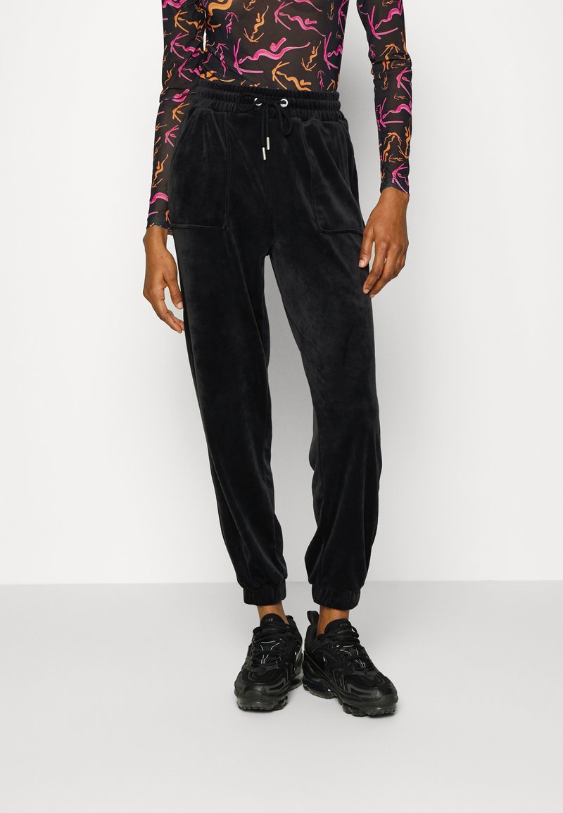 ONLY ONLREBEL VELVET CUFF PANTS - Calças de fato de treino - black