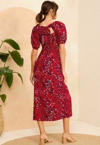 Love & Roses PRINTED SQUARE NECK PUFF SLEEVE MIDI  REGULAR FIT - Denní šaty - red animal