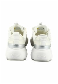 Een paar witte en zilveren sneakers gezien van achteren met dikke zolen en trek-lusjes op de hielkraag.