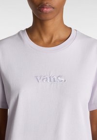 Licht lavendel korte mouw t-shirt gemaakt van zachte katoen. Heeft een geborduurd "vans." logo op de borst met een ronde hals. Soepele textuur.