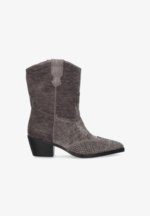 Bota de vaquero gris con un acabado texturizado, puntera afilada y adornos decorativos a lo largo de la puntera. Tacón bajo de bloque y detalle de costura lateral.