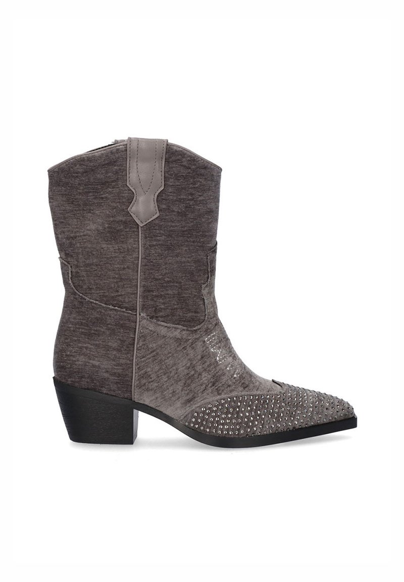 Bota de vaquero gris con un acabado texturizado, puntera afilada y adornos decorativos a lo largo de la puntera. Tacón bajo de bloque y detalle de costura lateral.