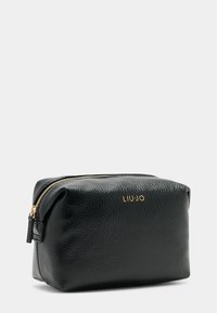 Borsa cosmetica nera in pelle con finitura testurizzata, zip dorata e nome del marchio "LIU JO" impresso sul lato. Forma rettangolare.