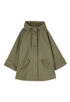 Olivgrüner Kapuzen-Regenmantel mit weiten Ärmeln, aufgesetzten Fronttaschen, Kordelzugkapuze und Druckknopfverschluss vorne.