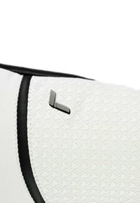 Weißer Sport-Schuh-Oberteil mit strukturiertem Muster, schwarzer Akzent entlang der Naht und metallic-grauem Logo-Detail an der Seite.