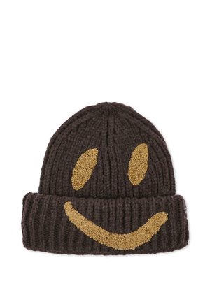 Gorro de punto marrón oscuro con puño doblado que presenta un diseño texturizado de cara sonriente amarilla con dos ojos y una boca curva.