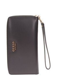 Cartera de piel sintética negra con un logo dorado. Presenta un cierre con cremallera y una correa para la muñeca para un fácil transporte. Textura suave, forma rectangular.
